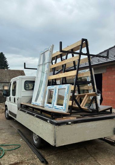 Kamion za prevoz PVC stolarije